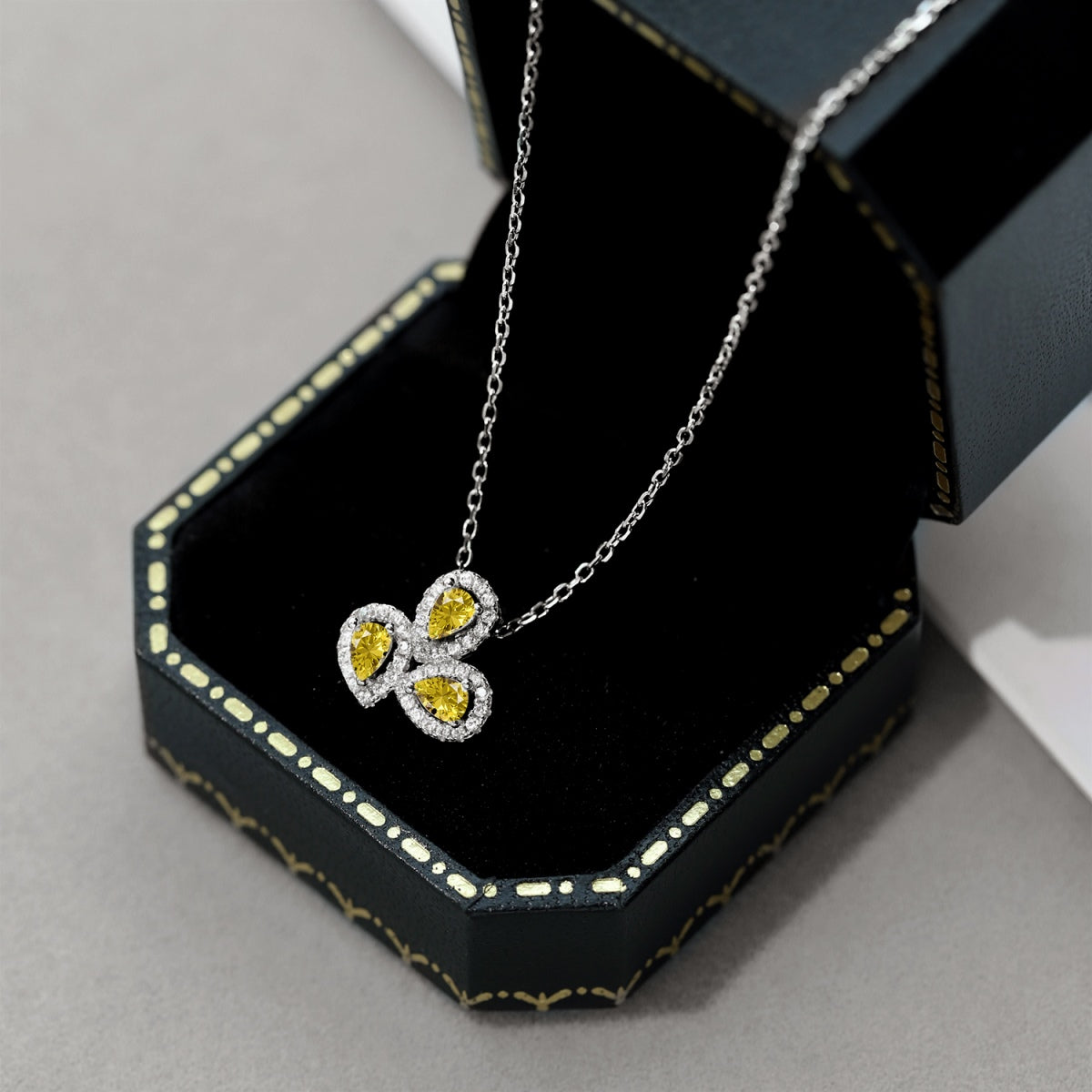 [AuraEcho]Elegant Flower Shape Pear Cut Necklace