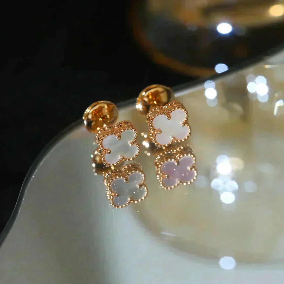 [AuraEcho]CLOVER MINI 9.5MM WHITE MOP EARRINGS