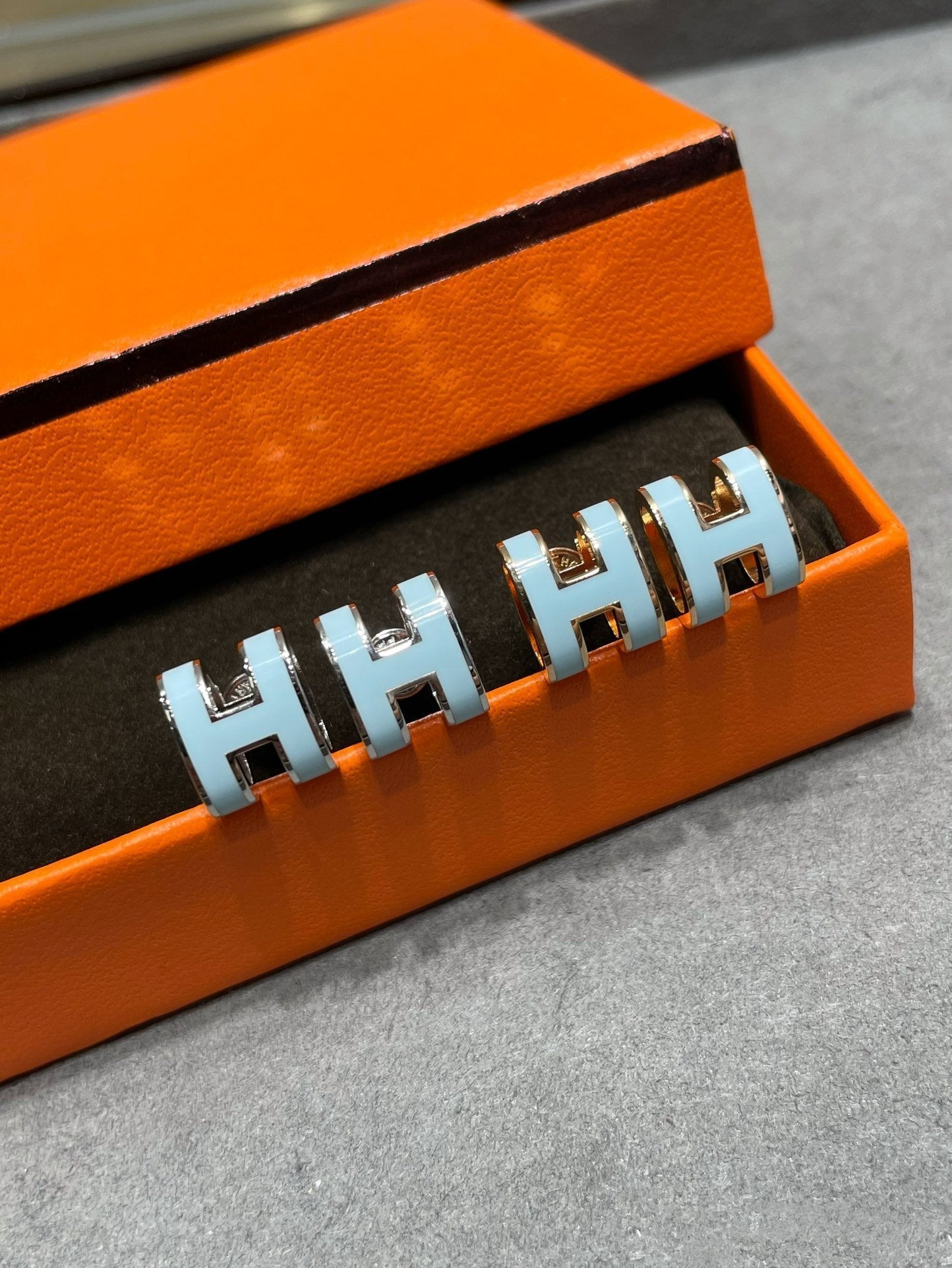 [AuraEcho]POP H SKY BLUE STUD EARRINGS